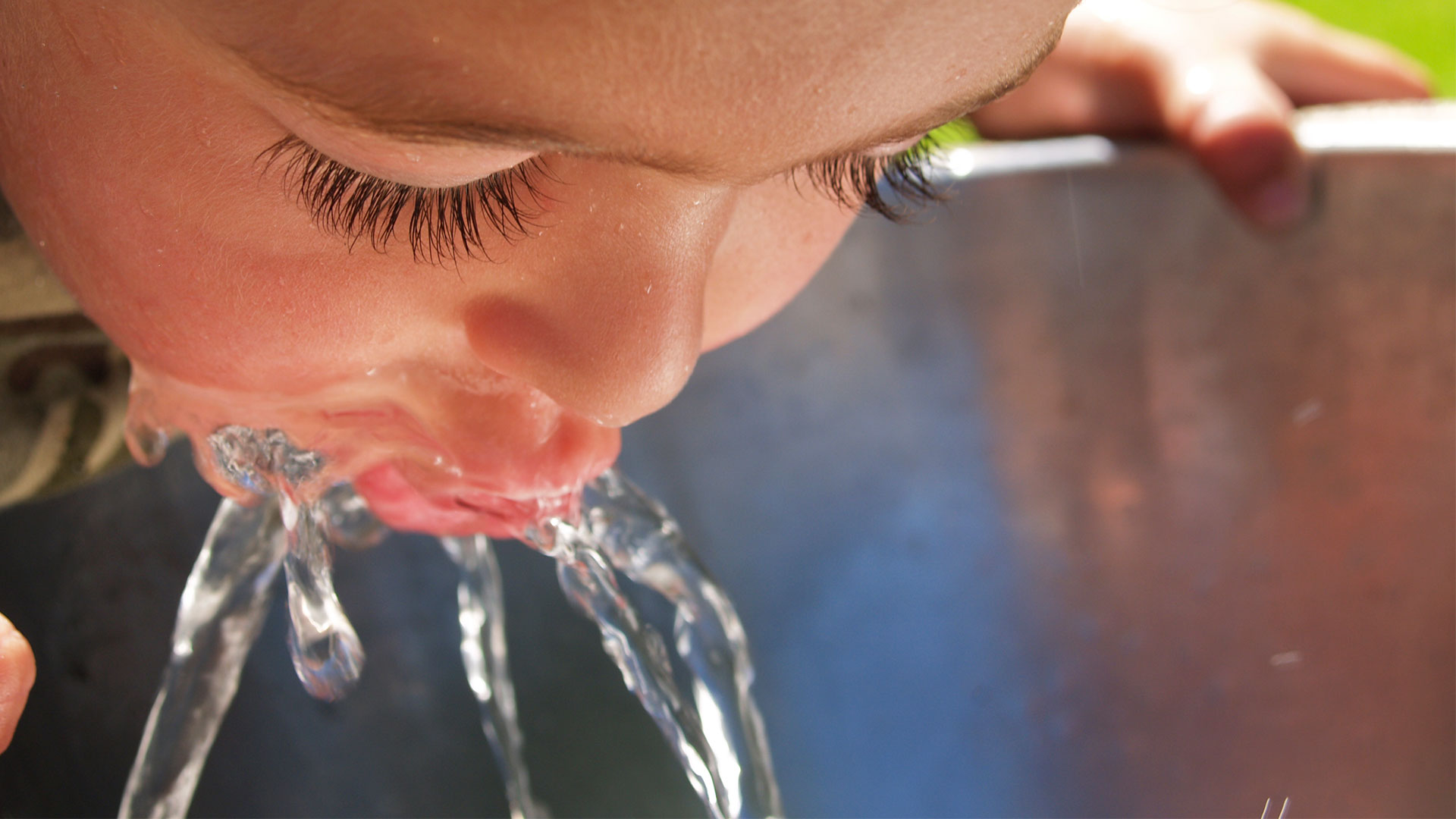 Bild av ett barn som dricker RENT vatten
